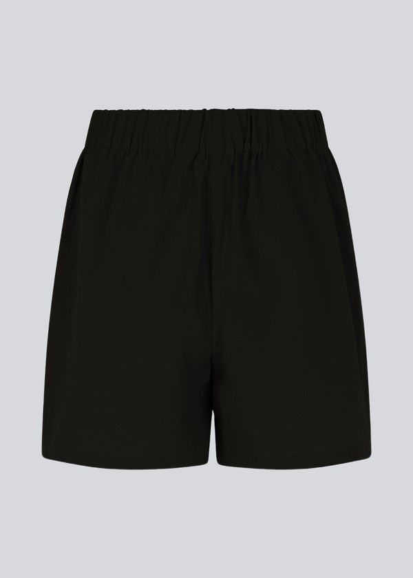 Shorts in black with a loose silhouette in a recycled material. HuntleyMD shorts has a medium waistline with covered elastication.&nbsp;