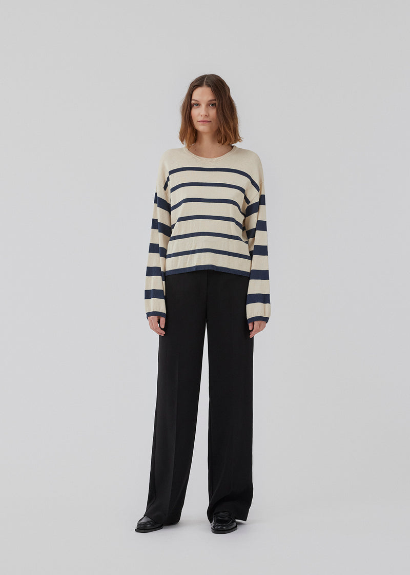 Relaxed knit jumper in beige and navy/dark blue in a quality made from a fine-knit linen. HurleyMD stripe o-neck has a round neck, slightly cropped length, and long wide sleeves with dropped shoulders. The model is 175 cm and wears a size S/36.