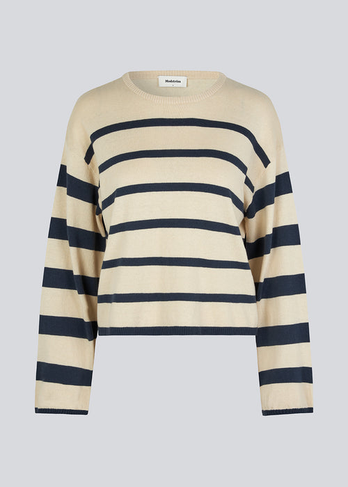 Relaxed knit jumper in beige and navy/dark blue in a quality made from a fine-knit linen. HurleyMD stripe o-neck has a round neck, slightly cropped length, and long wide sleeves with dropped shoulders. The model is 175 cm and wears a size S/36.