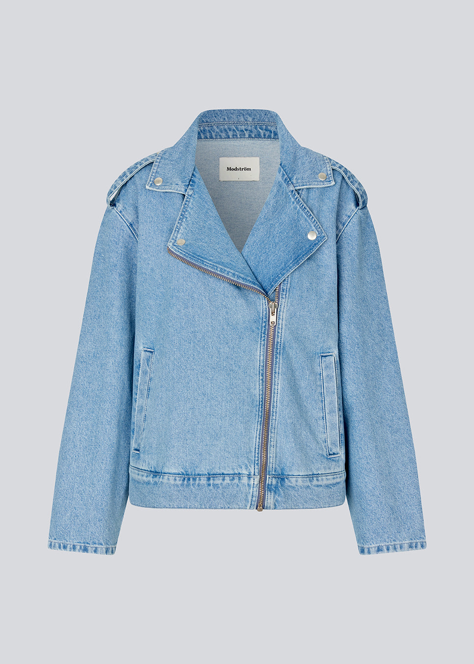 Meet our newest denim jacket made with inspiration from our bestseller leather jacket HullaMD jacket. The jacket in denim has a bias zipper in front and lapels with push buttons. IbenMD jacket has bias front pockets with zip closure in front. Get the trend and shop a denim jacket!