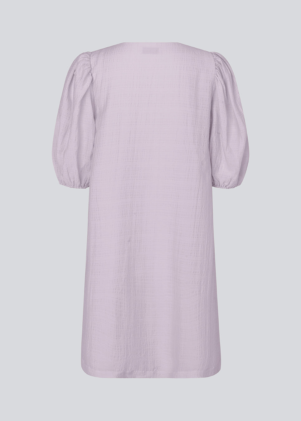 Midi dress in light purple in a loose fit with a V-neckline. IbiMD flare dress has puff sleeves with elastic at the end.