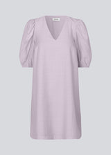 Midi dress in light purple in a loose fit with a V-neckline. IbiMD flare dress has puff sleeves with elastic at the end.