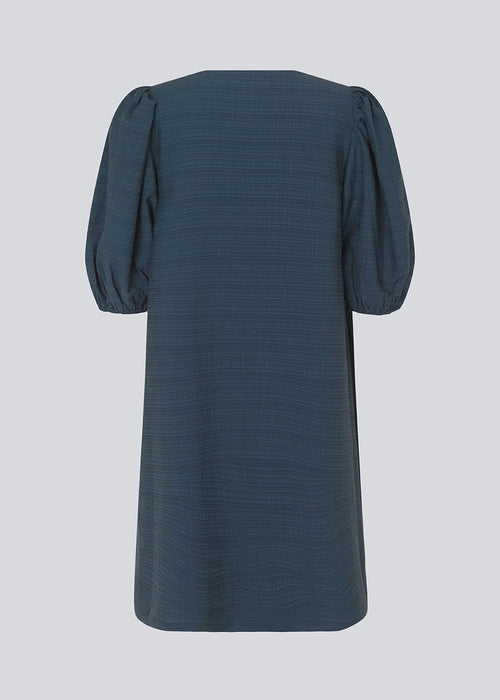 Midi dress in dark blue in a loose fit with a V-neckline. IbiMD flare dress has puff sleeves with an elastic at the end.