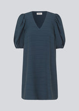 Midi dress in dark blue in a loose fit with a V-neckline. IbiMD flare dress has puff sleeves with an elastic at the end.