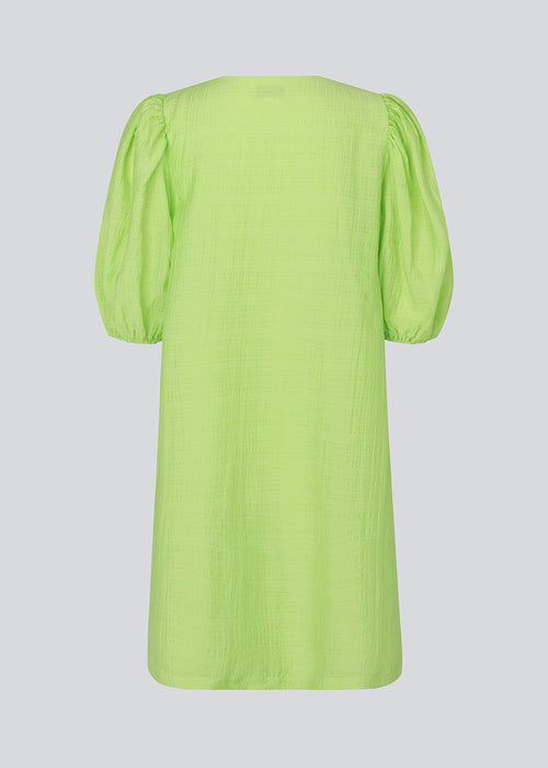 Midi dress in lime green in a loose fit with a V-neckline. IbiMD flare dress has puff sleeves with an elastic at the end.
