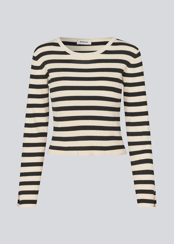 Long-sleeved shirt in ribbed knit. IbrahimMD o-neck is fitted, and has a slit in the sleeve and ribbed hem. The color is beige with black stripes.&nbsp;