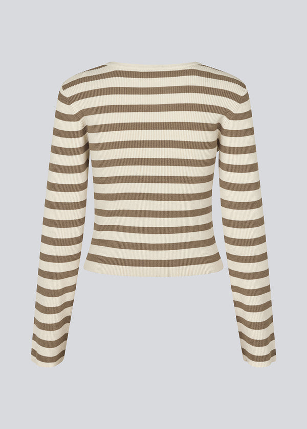 Long-sleeved shirt in ribbed knit. IbrahimMD o-neck is fitted, has a slit in the sleeve and ribbed hem. The colors is light beige with brown stripes.