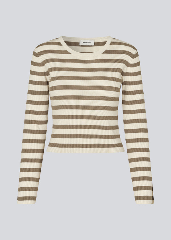 Long-sleeved shirt in ribbed knit. IbrahimMD o-neck is fitted, has a slit in the sleeve and ribbed hem. The colors is light beige with brown stripes.