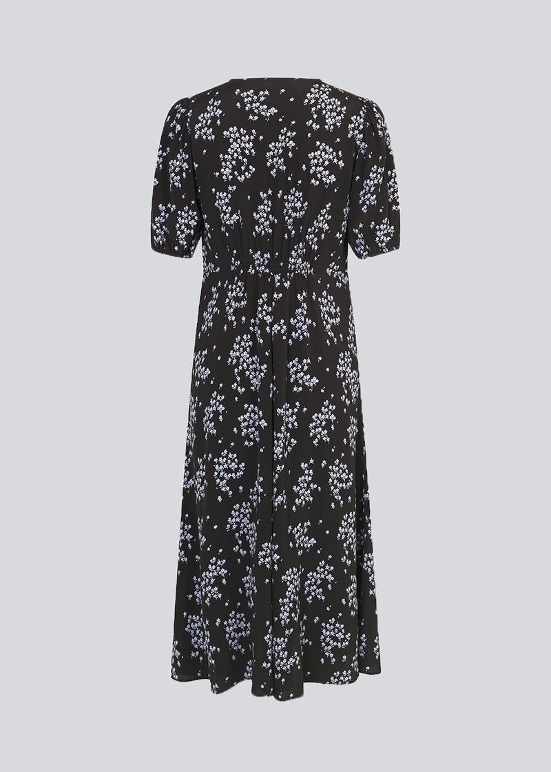 Feminine dress in a romantic floral print and EcoVero viscose. Idalina print dress is long and has beautiful smock details at the shoulders and waist. 