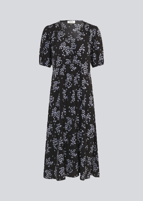 Feminine dress in a romantic floral print and EcoVero viscose. Idalina print dress is long and has beautiful smock details at the shoulders and waist. 