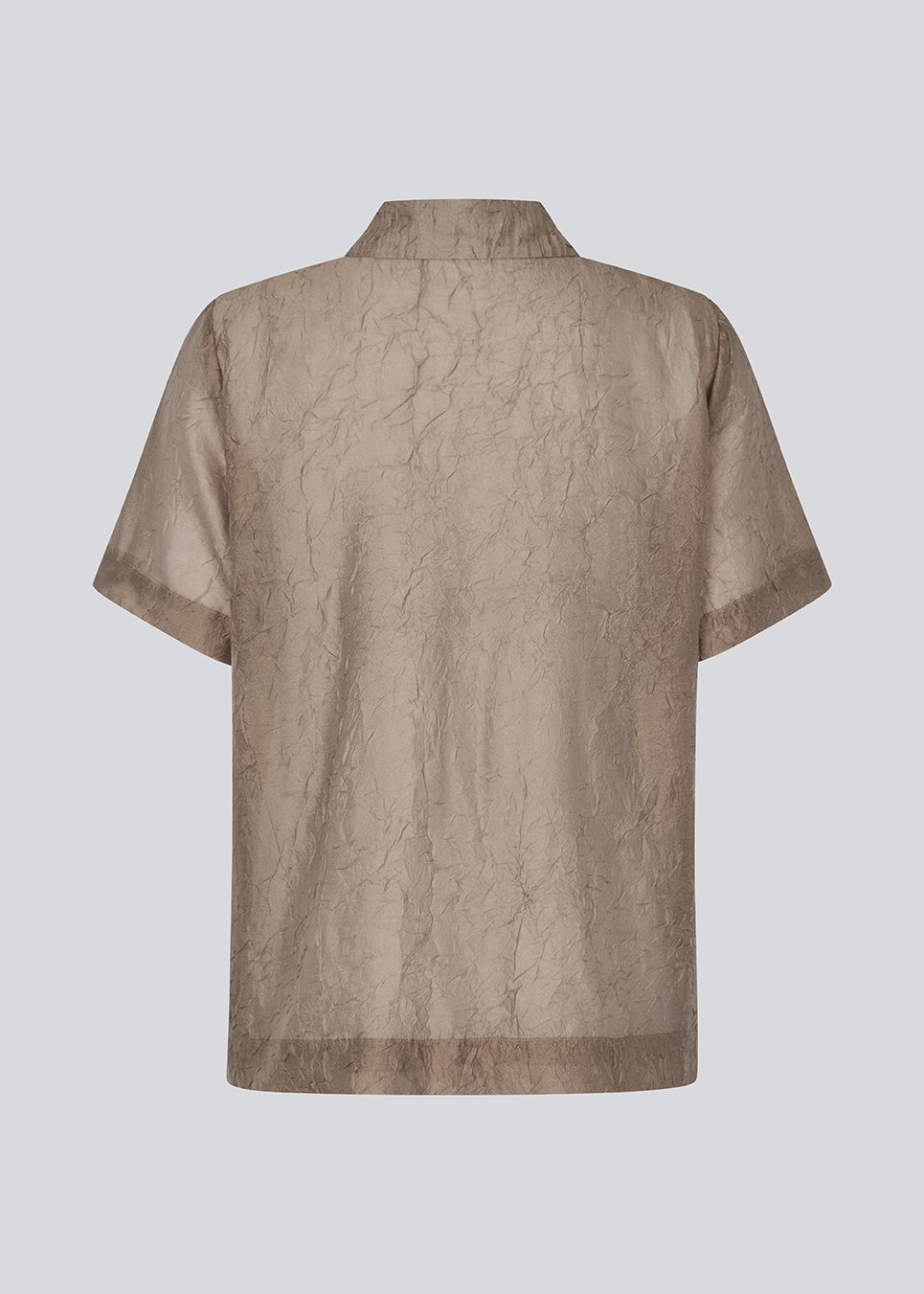 Loose shirt in light brown in a slightly transparent and structured material. IdrisMD shirt has short sleeves and a slit in the sides.