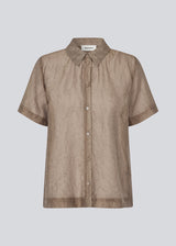 Loose shirt in light brown in a slightly transparent and structured material. IdrisMD shirt has short sleeves and a slit in the sides.