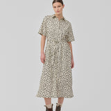 Maxi shirt dress with short sleeves. IggaMD dress has a shirt collar, button closure in front and a tie band at the waist. The model is 177 cm and wears a size S/36.