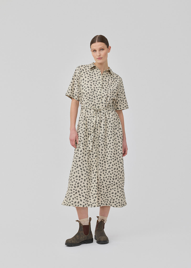 Maxi shirt dress with short sleeves. IggaMD dress has a shirt collar, button closure in front and a tie band at the waist. The model is 177 cm and wears a size S/36.