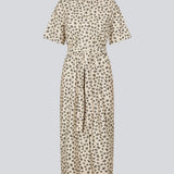 Maxi shirt dress with short sleeves. IggaMD dress has a shirt collar, button closure in front and a tie band at the waist. The model is 177 cm and wears a size S/36.