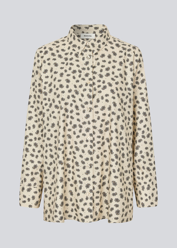 Oversize shirt with a collar and a button closure in front. IggaMD print shirt has wide sleeves with cuff and a button closure.