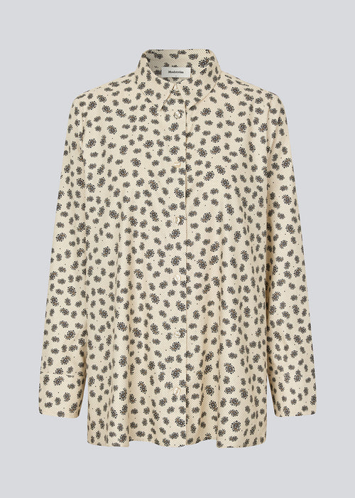 Oversize shirt with a collar and a button closure in front. IggaMD print shirt has wide sleeves with cuff and a button closure.