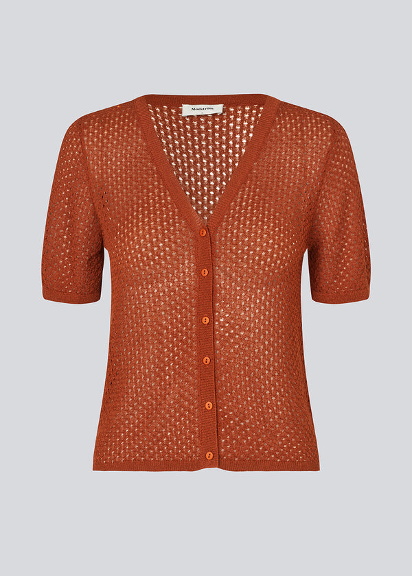 Knitted short-sleeved cardigan in dark red in a loose fit. IggyMD cardigan is in a slightly see-through and has a V-neckline and rib knit on hem.