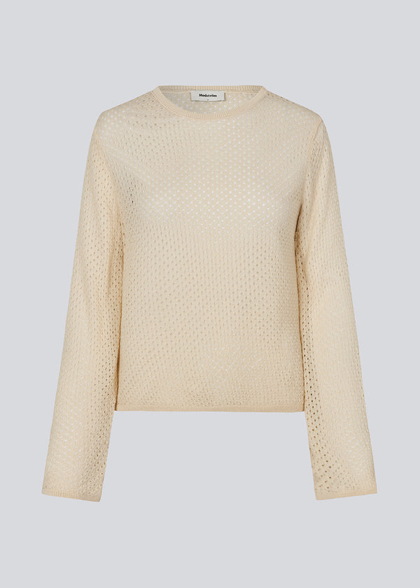 Beige long sleeved light knit with a loose fit. The IggyMD o-neck is in a knitted material which is slightly see-through. 