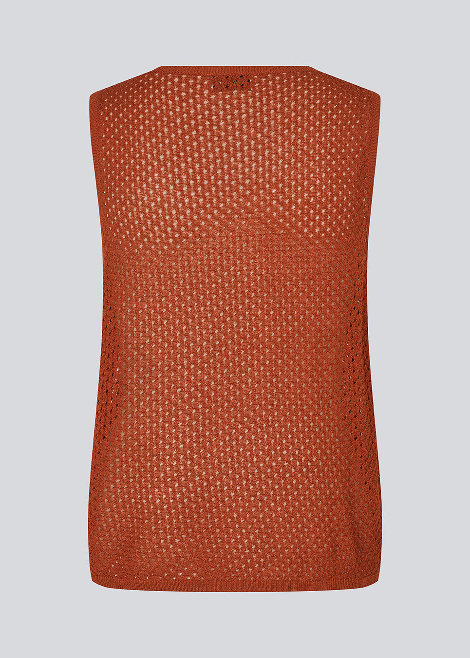 Sleeveless top in dark red with a loose fit. The IggyMD top is in a knitted material with small holes which is slightly see-through.