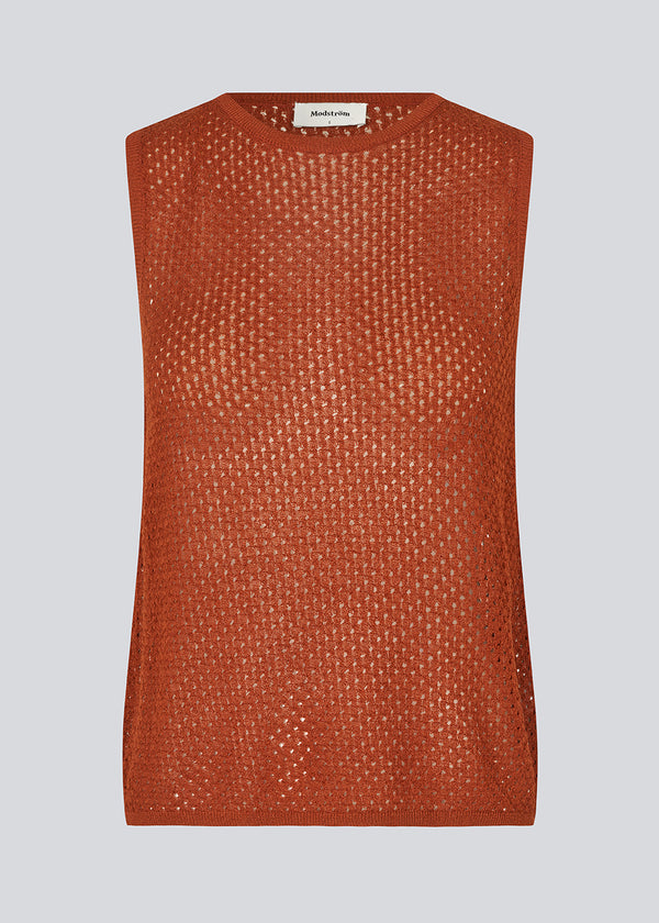 Sleeveless top in dark red with a loose fit. The IggyMD top is in a knitted material with small holes which is slightly see-through.