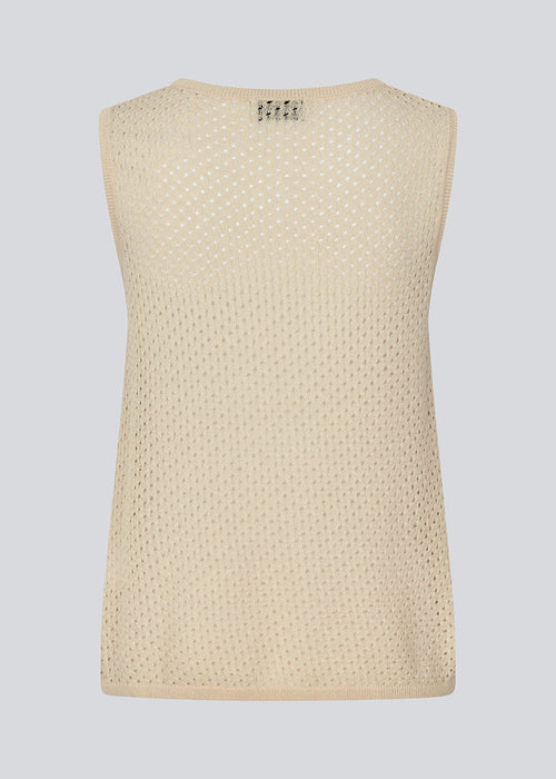 Sleeveless top i beige with a loose fit. The IggyMD top is in a knitted material with small holes which is slightly see-through.