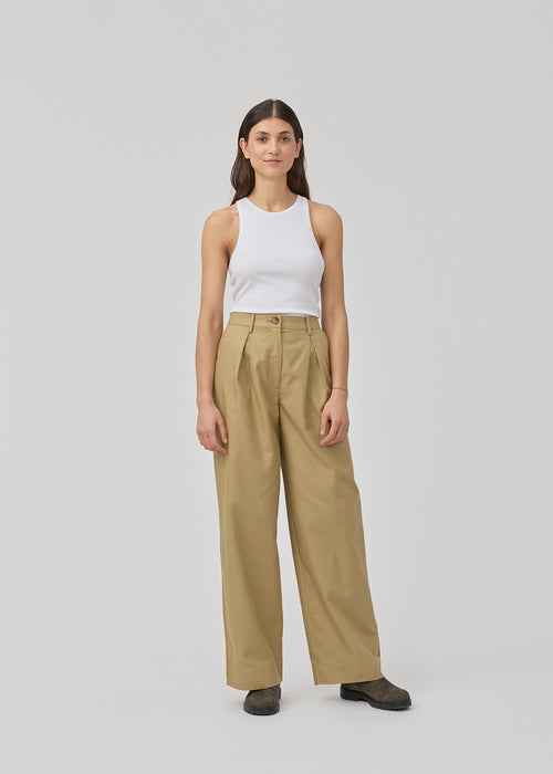 Suit pants in Twill with wide legs and pleats at the top. ToreMD pants has a medium-high waist, zipper, side pockets and paspoil pocket in the back.