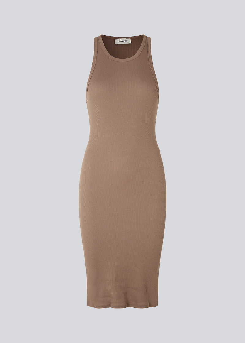 Basic dress in brown in a soft ribbed cotton fabric. IgorMD dress is a slim-fitted style with racer back. Perfect to style for a sporty and relaxed look. 