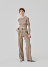 Soft basic crop top in beige/grey in soft cotton rib with stretch. IgorMD LS crop top has a tight, cropped fit with long sleeves.