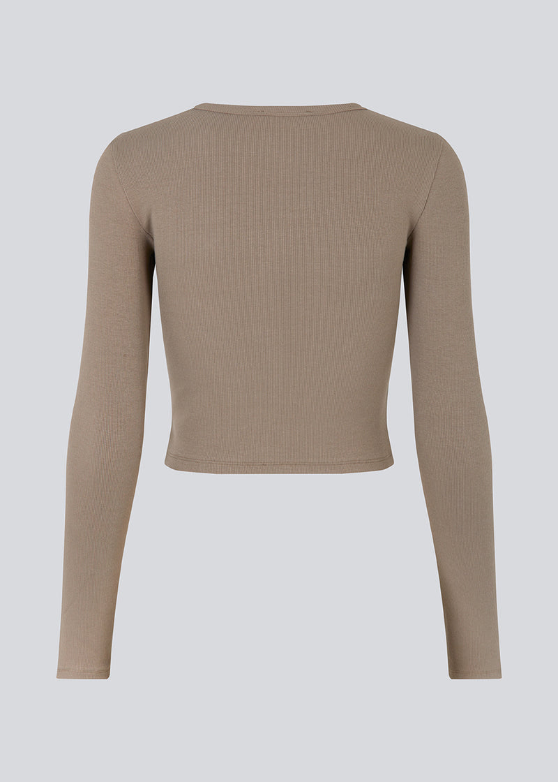 Soft basic crop top in beige/grey in soft cotton rib with stretch. IgorMD LS crop top has a tight, cropped fit with long sleeves.