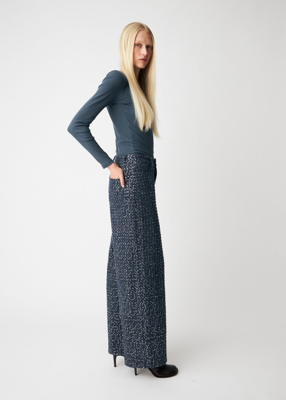 Soft, fitted long-sleeved T-shirt, made from organic cotton rib with stretch and finished with a round neckline. Layer it beneath tailoring or wear it with wide-leg trousers.
 