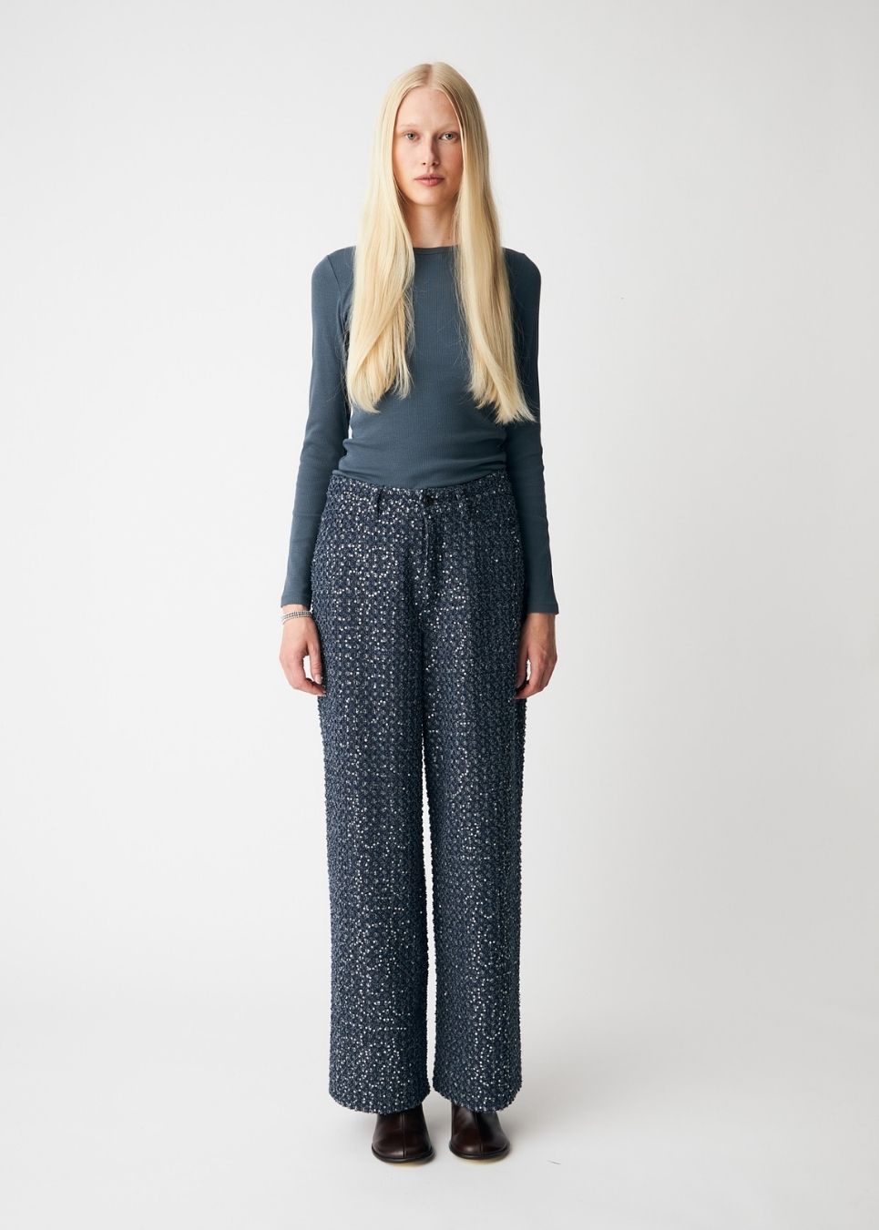 Soft, fitted long-sleeved T-shirt, made from organic cotton rib with stretch and finished with a round neckline. Layer it beneath tailoring or wear it with wide-leg trousers.
 