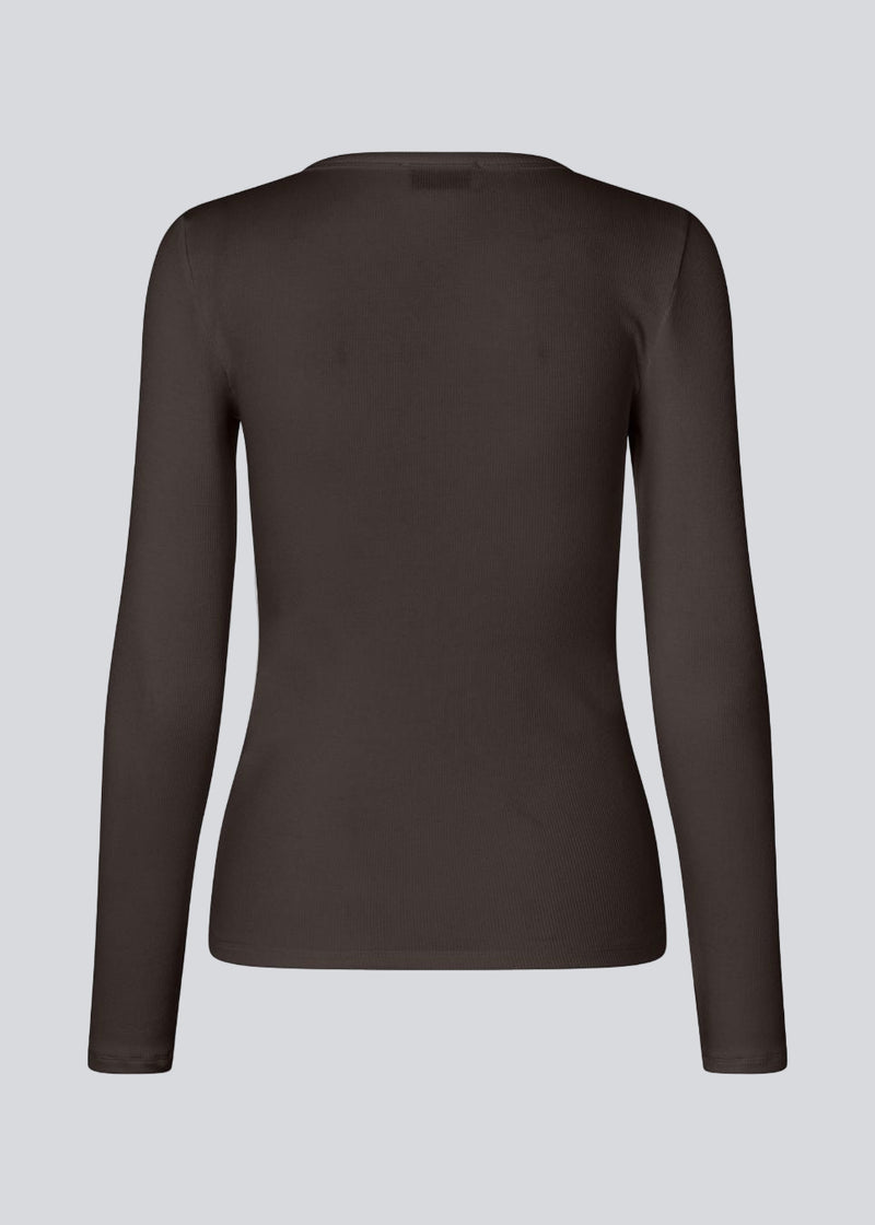 Basic long-sleeved t-shirt in dark brown in soft cotton rib with stretch. Igormd LS t-shirt has a tight fit with long sleeves.&nbsp;