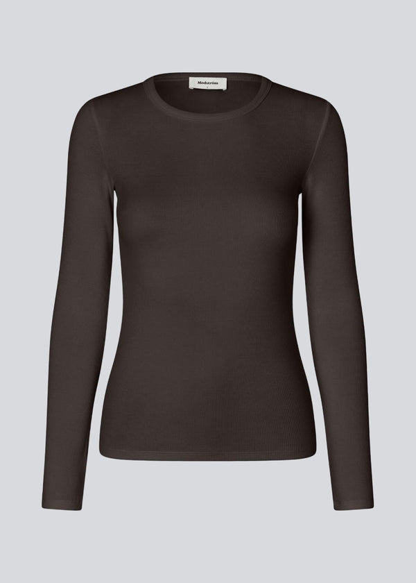 Basic long-sleeved t-shirt in dark brown in soft cotton rib with stretch. Igormd LS t-shirt has a tight fit with long sleeves.&nbsp;