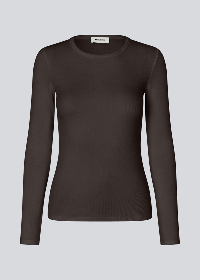 Basic long-sleeved t-shirt in dark brown in soft cotton rib with stretch. Igormd LS t-shirt has a tight fit with long sleeves.&nbsp;