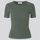 Basic t-shirt in dark green in a soft cotton rib with stretch. Igormd short t-shirt has a tight fit with short sleeves. The model is 175 cm and wears a size s/36.