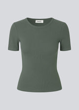 Basic t-shirt in dark green in a soft cotton rib with stretch. Igormd short t-shirt has a tight fit with short sleeves. The model is 175 cm and wears a size s/36.