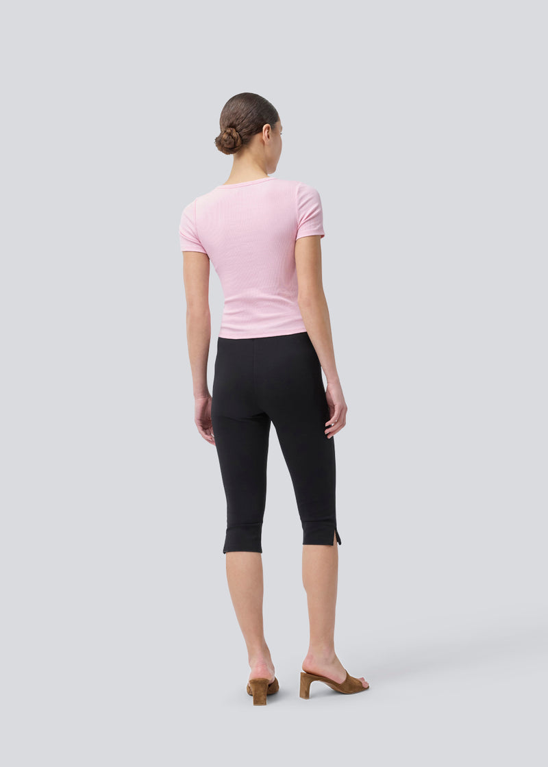 Soft basic t-shirt in soft cotton rib with stretch in light pink. Igormd short t-shirt has a tight fit with short sleeves.