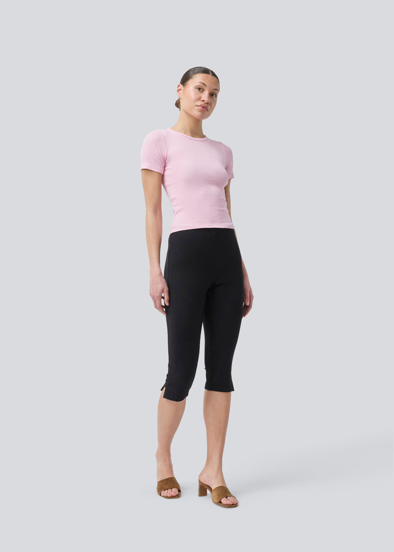 Soft basic t-shirt in soft cotton rib with stretch in light pink. Igormd short t-shirt has a tight fit with short sleeves.
