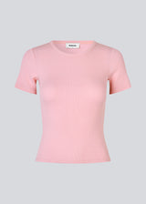 Soft basic t-shirt in soft cotton rib with stretch in light pink. Igormd short t-shirt has a tight fit with short sleeves.