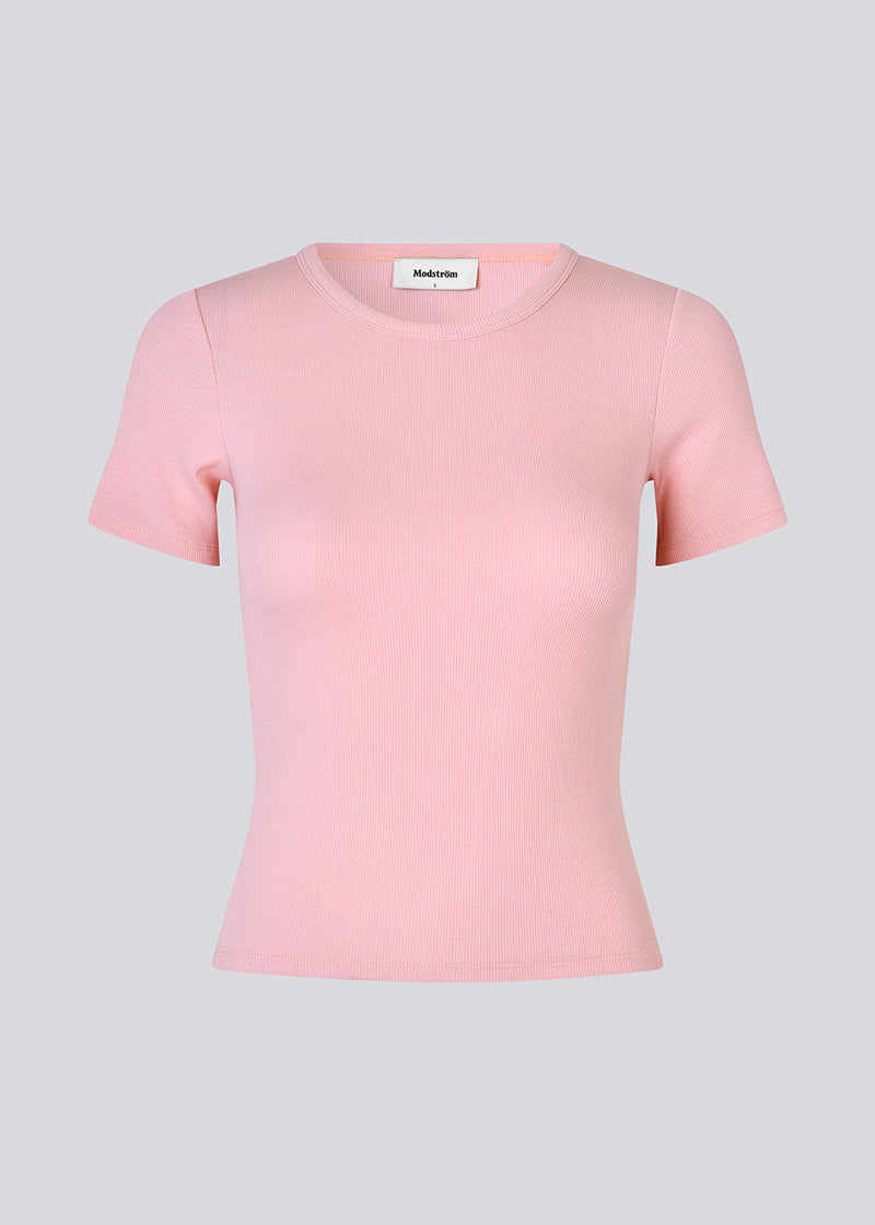 Soft basic t-shirt in soft cotton rib with stretch in light pink. Igormd short t-shirt has a tight fit with short sleeves.