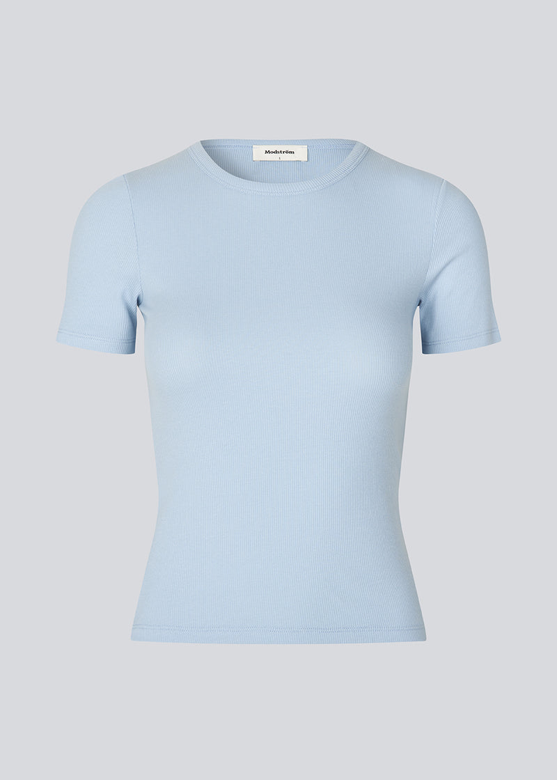Soft basic t-shirt in light blue in soft cotton rib with stretch. Igormd short t-shirt has a tight fit with short sleeves.