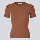 Basic t-shirt in soft cotton rib with stretch. Igormd short t-shirt has a tight fit with short sleeves.
