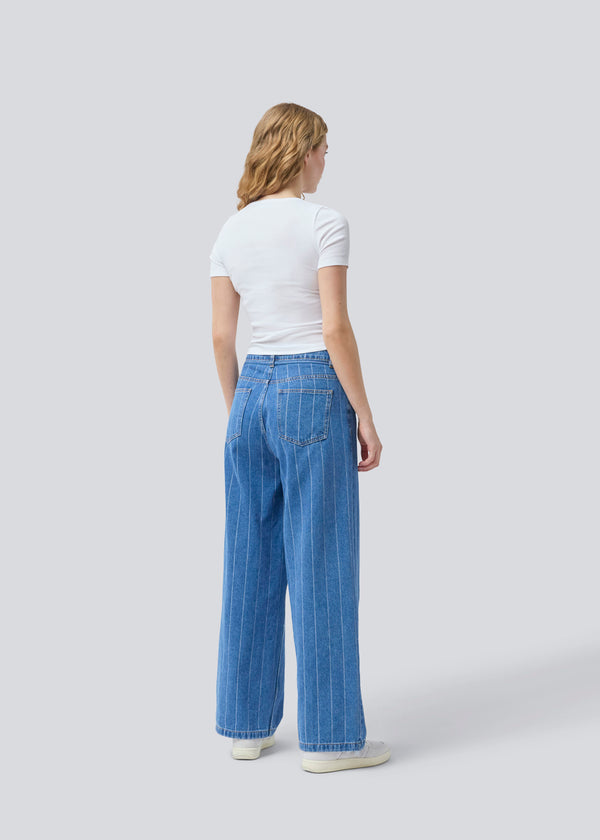 Soft basic t-shirt in white in soft cotton rib with stretch. Igormd short t-shirt has a tight fit with short sleeves.