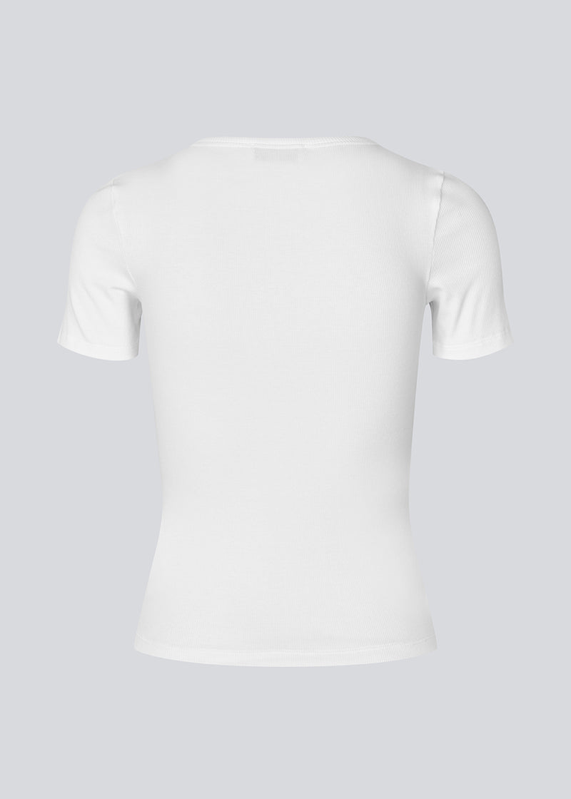 Soft basic t-shirt in white in soft cotton rib with stretch. Igormd short t-shirt has a tight fit with short sleeves.