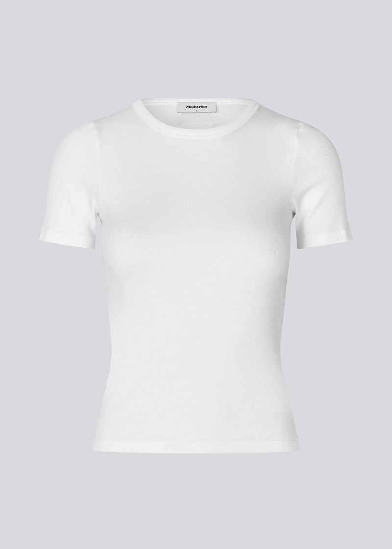 Soft basic t-shirt in white in soft cotton rib with stretch. Igormd short t-shirt has a tight fit with short sleeves.