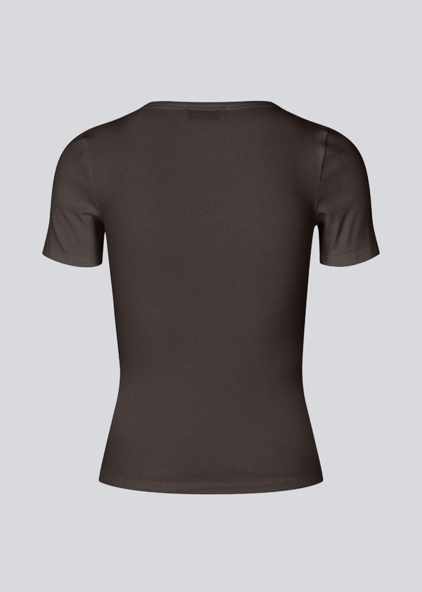 Basic brown t-shirt in soft cotton rib with stretch. Igormd short t-shirt has a tight fit with short sleeves.&nbsp;