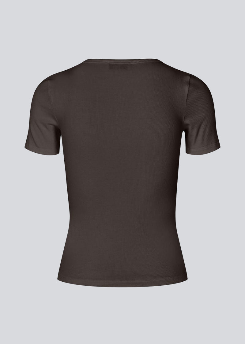 Basic brown t-shirt in soft cotton rib with stretch. Igormd short t-shirt has a tight fit with short sleeves.&nbsp;