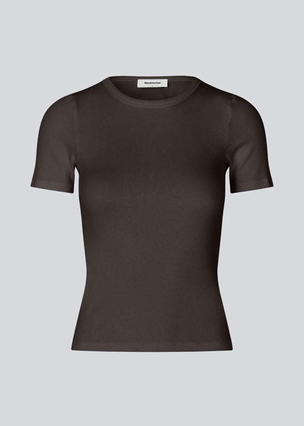 Basic brown t-shirt in soft cotton rib with stretch. Igormd short t-shirt has a tight fit with short sleeves.&nbsp;