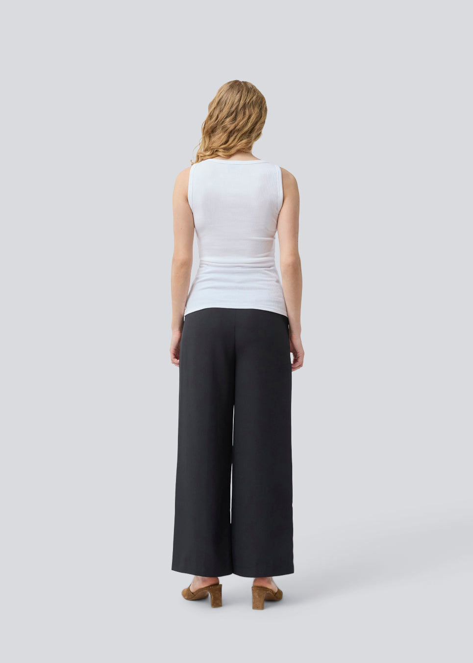 Sleeveless white top in ribbed cotton jersey. Igormd tank top has a thight fit and a round neckline. fit with long sleeves.